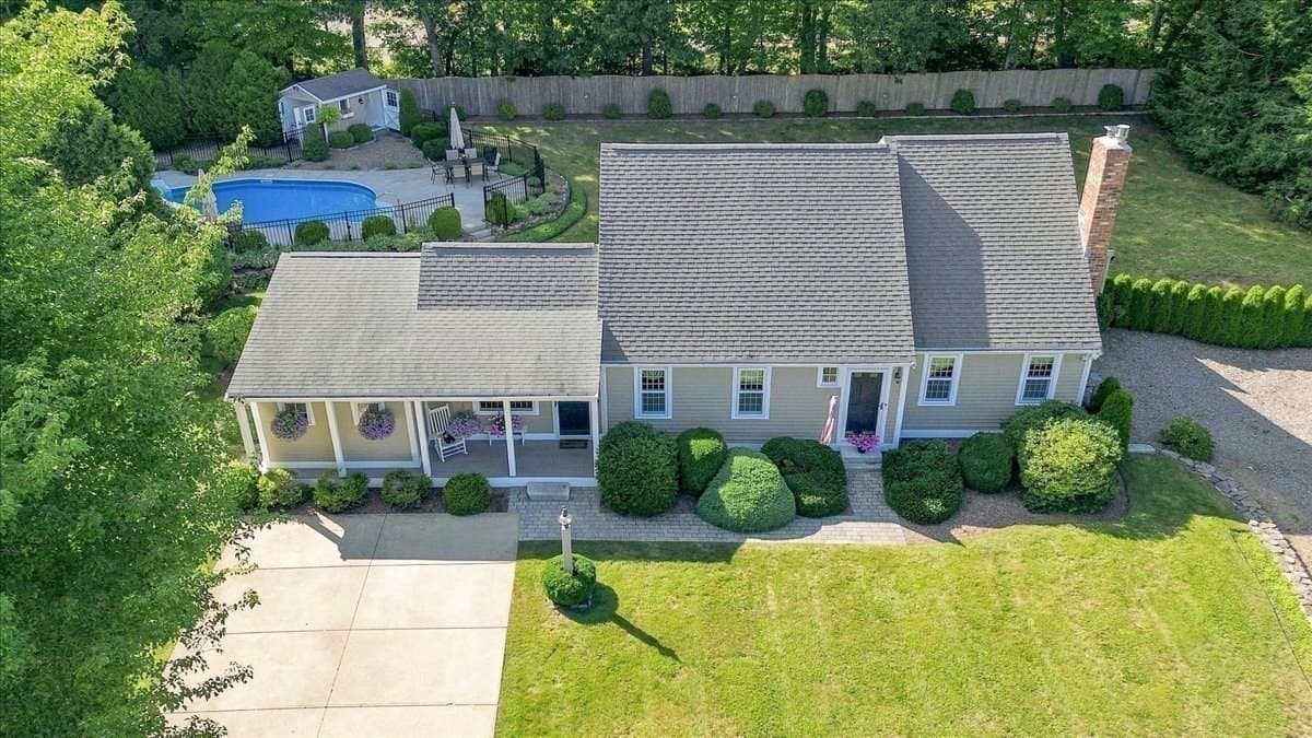 Single Family Residence at 3 Copper Beech Dr, Kingston MA 02364, Kingston, photo 4 of 37
