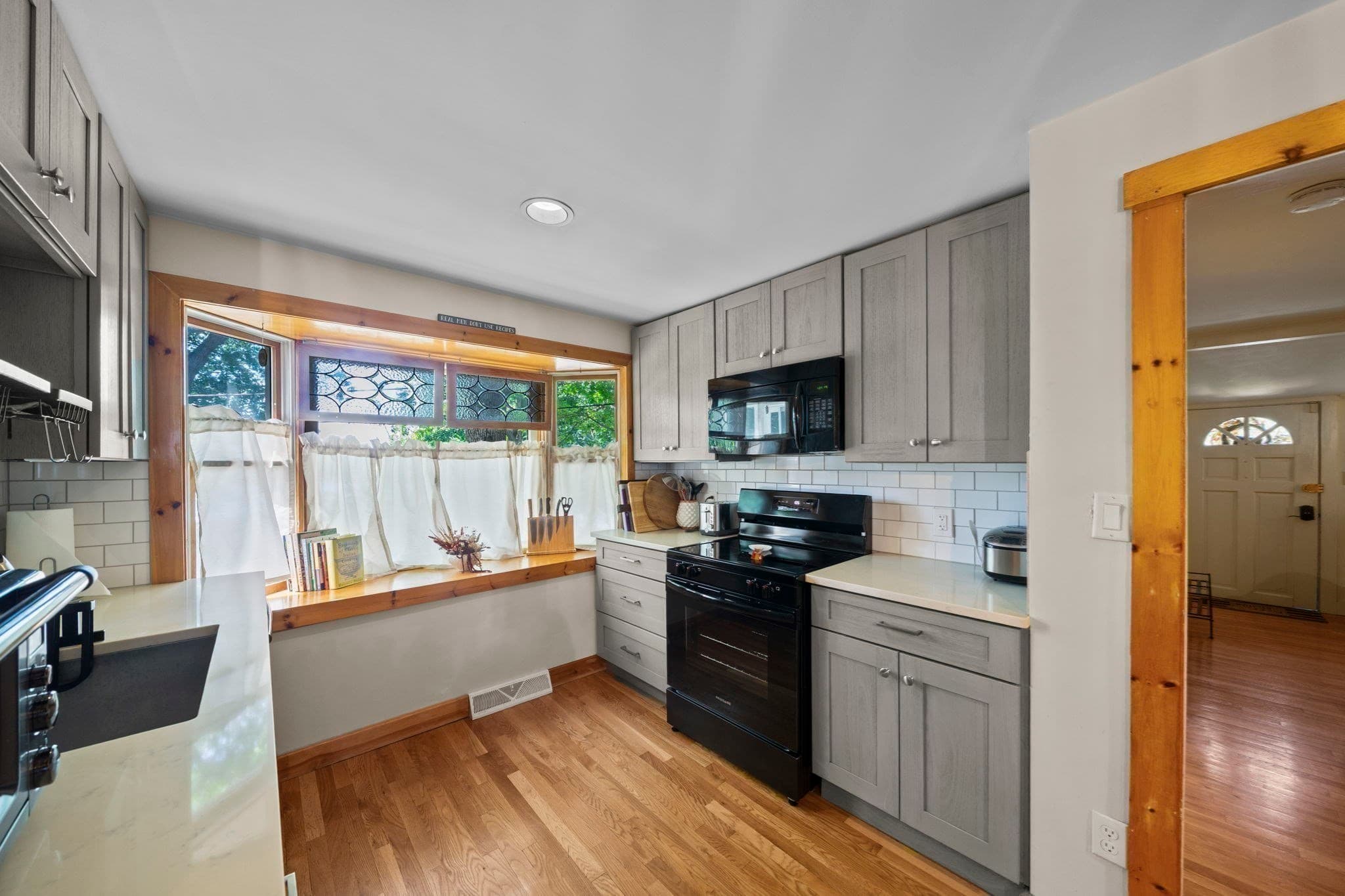 Single Family Residence at 15 Morningside Path, Weymouth MA 02189, photo 6 of 38