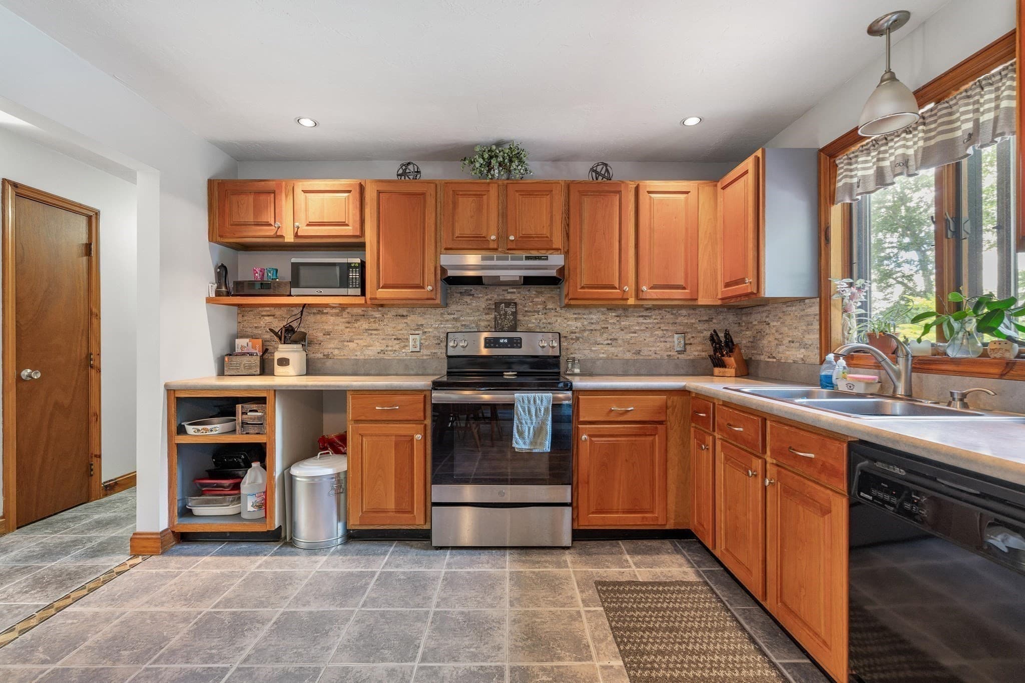 Single Family Residence at 39 Elm St., Auburn MA 01501, Auburn, photo 9 of 42