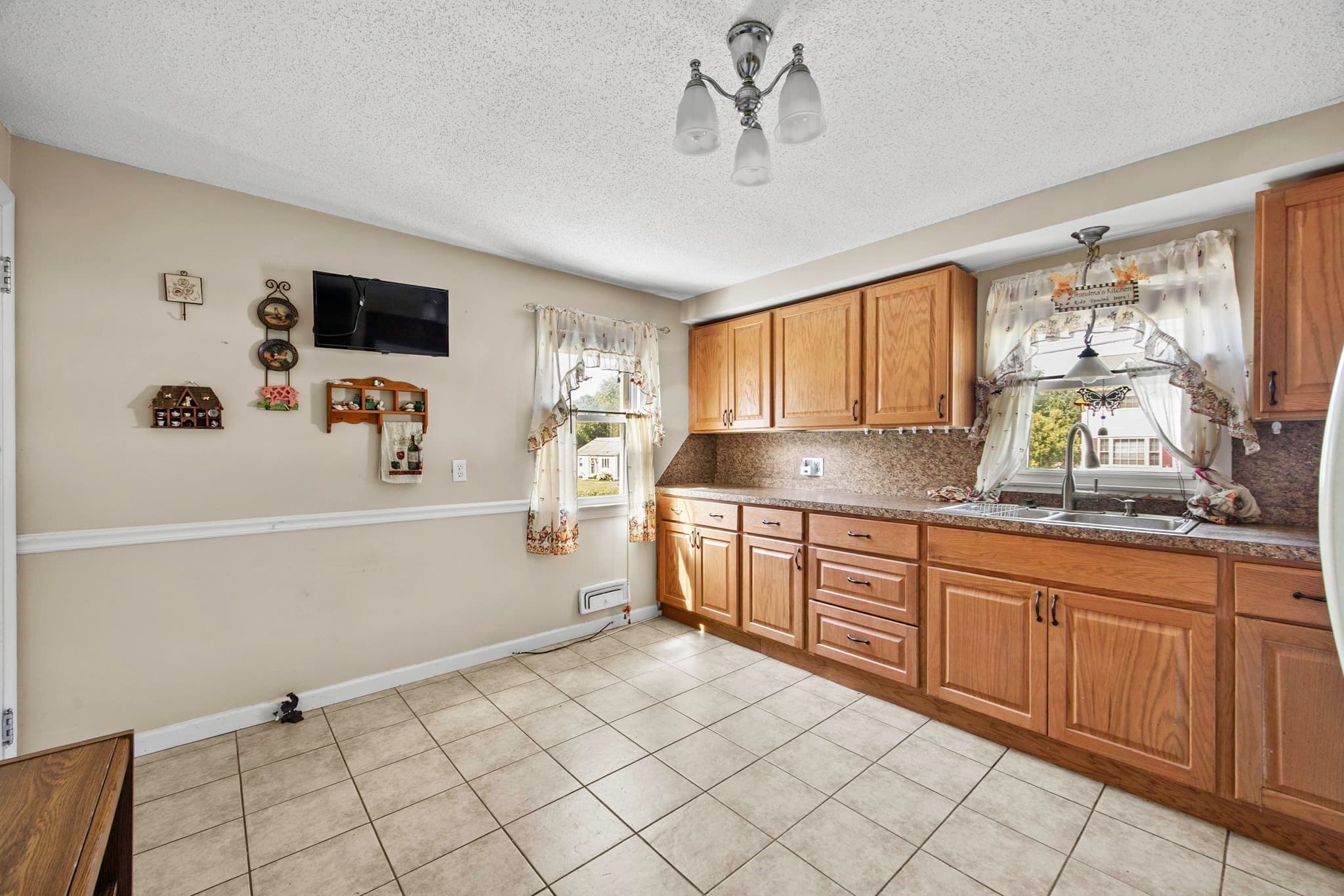 Single Family Residence at 133 Denwall Dr, Springfield MA 01119, Springfield, photo 6 of 27