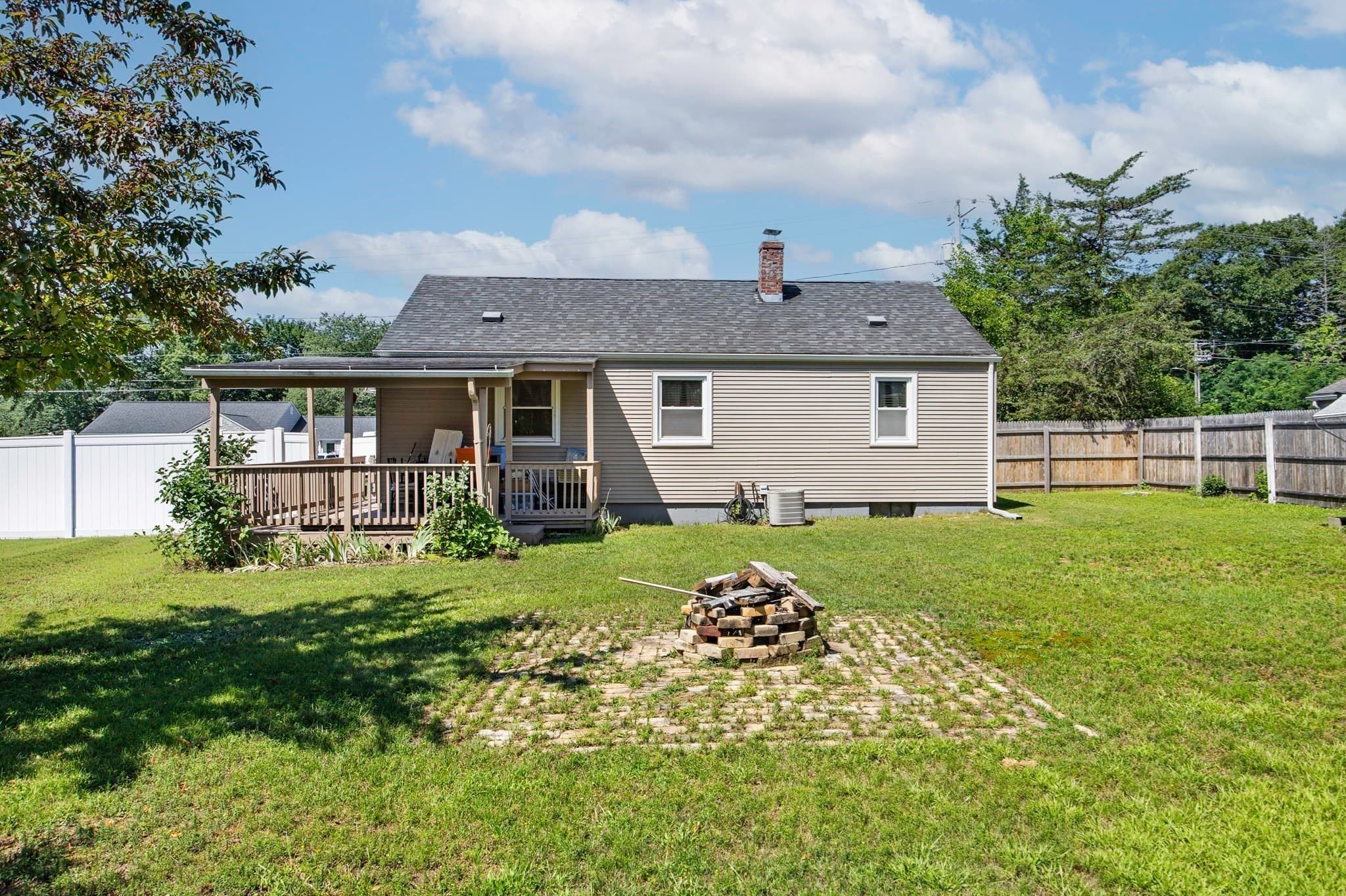 Single Family Residence at 133 Denwall Dr, Springfield MA 01119, Springfield, photo 3 of 27