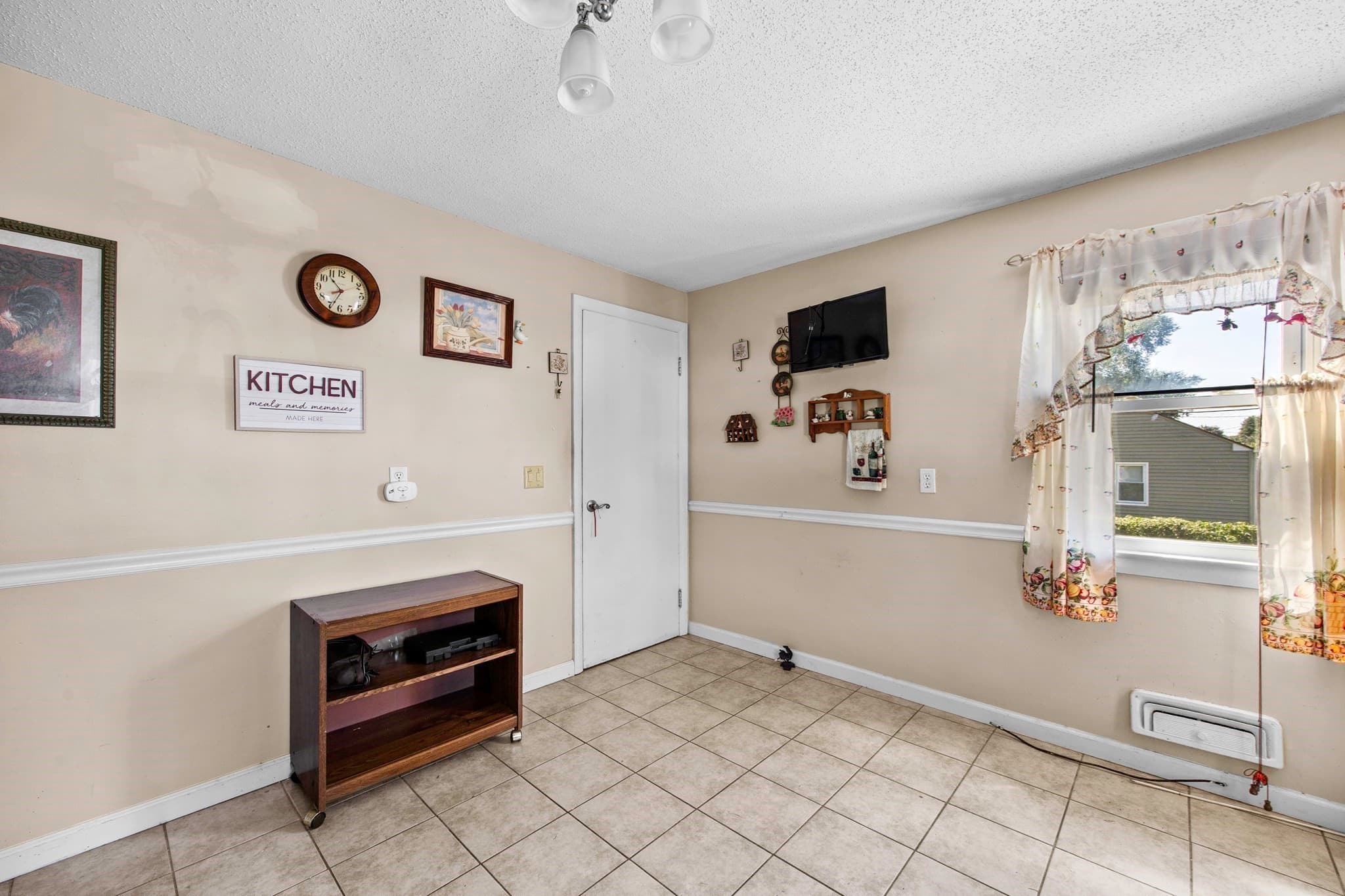 Single Family Residence at 133 Denwall Dr, Springfield MA 01119, Springfield, photo 8 of 27