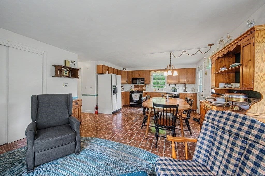 Single Family Residence at 8 Sullivan Avenue, Salem NH 03079, Salem, photo 6 of 41