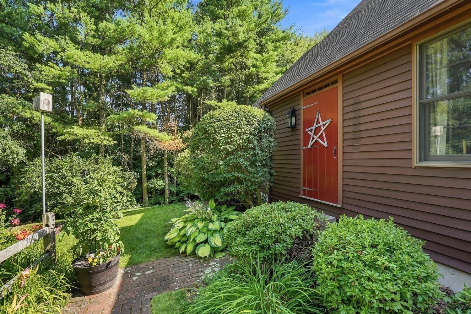 Single Family Residence at 109 Lee St, West Boylston MA 01583, West Boylston, photo 4 of 41