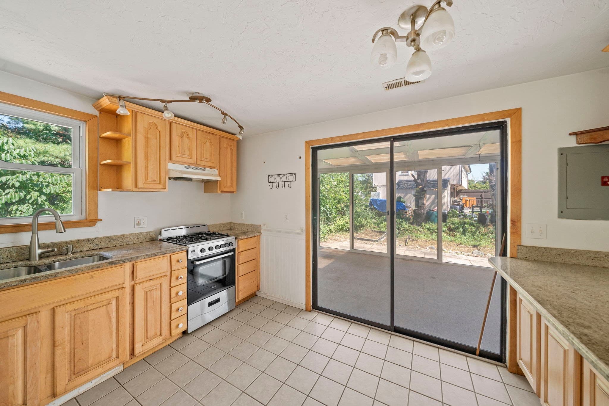 Condominium at 23 Hayward # 23, Randolph MA 02368, Randolph, photo 4 of 21