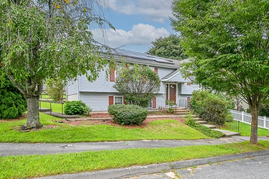 Single Family Residence at 15 Wasilla Dr, Worcester MA 01604, Worcester, photo 2 of 27