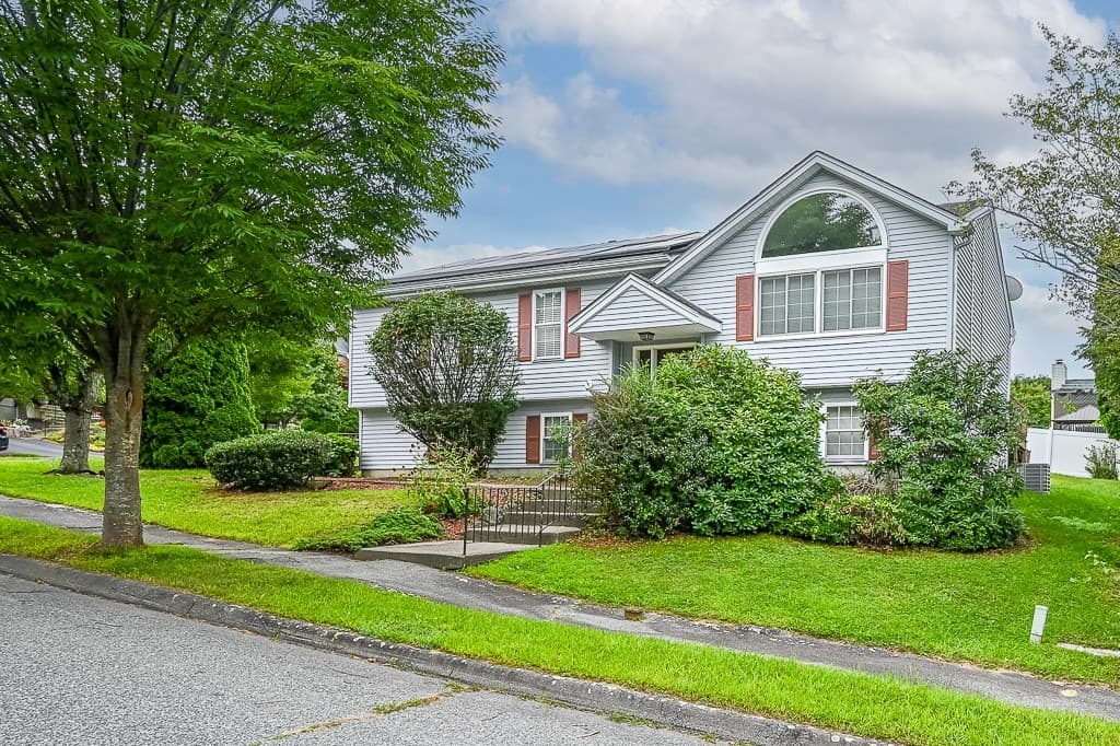 Single Family Residence at 15 Wasilla Dr, Worcester MA 01604, Worcester, photo 3 of 27
