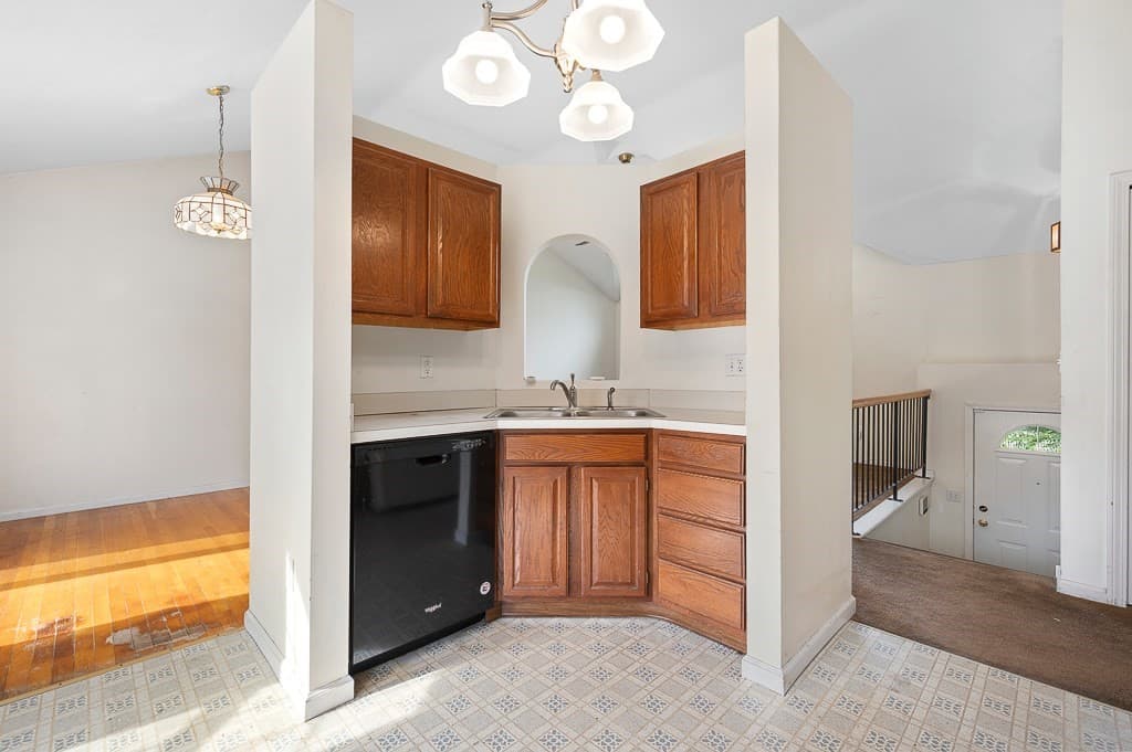 Single Family Residence at 15 Wasilla Dr, Worcester MA 01604, Worcester, photo 10 of 27