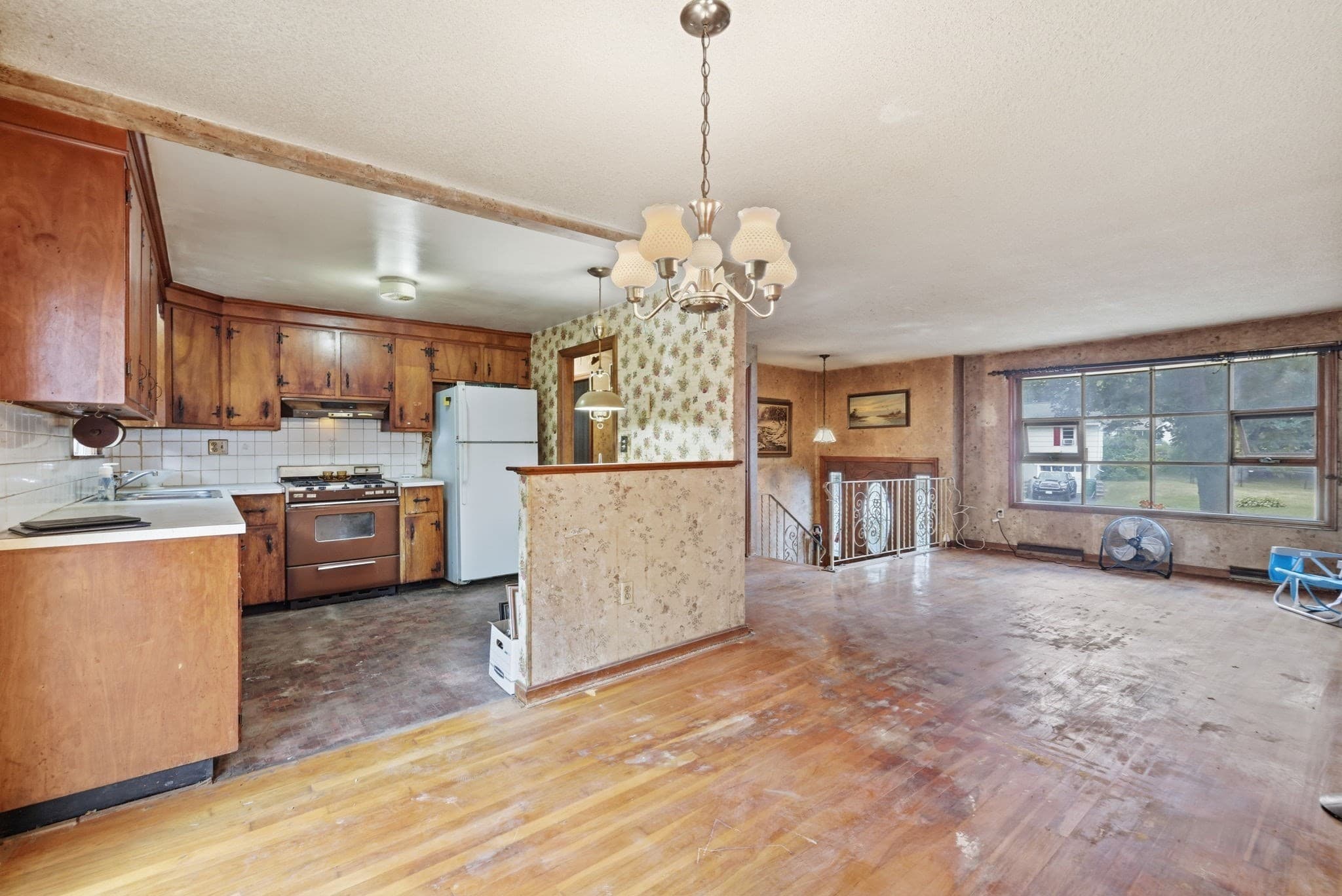 Single Family Residence at 27 Forest Park Ave, Billerica MA 01862, Billerica, photo 3 of 31