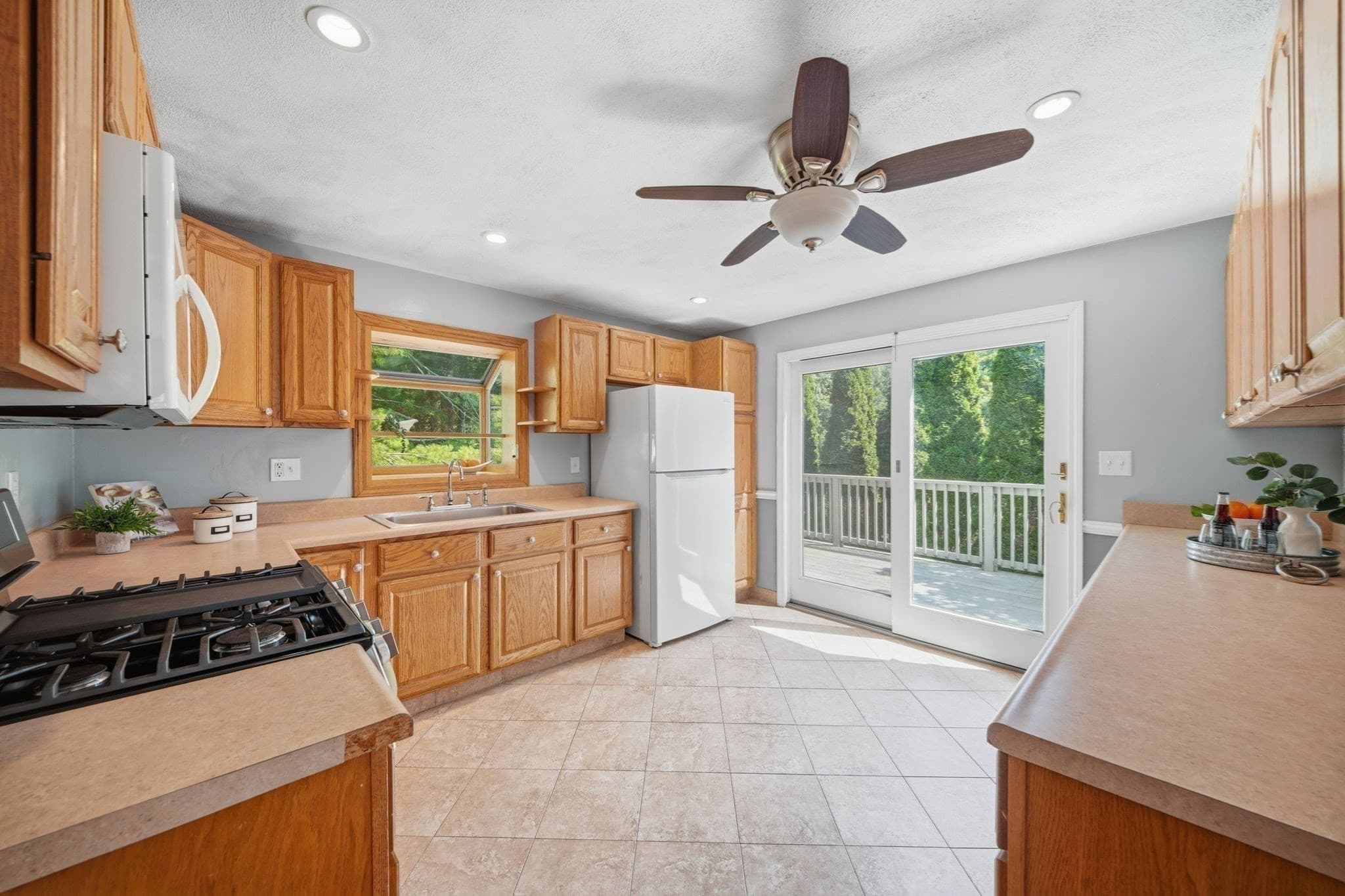 Single Family Residence at 121 Regina S Dr, Tewksbury MA 01876, Tewksbury, photo 13 of 34