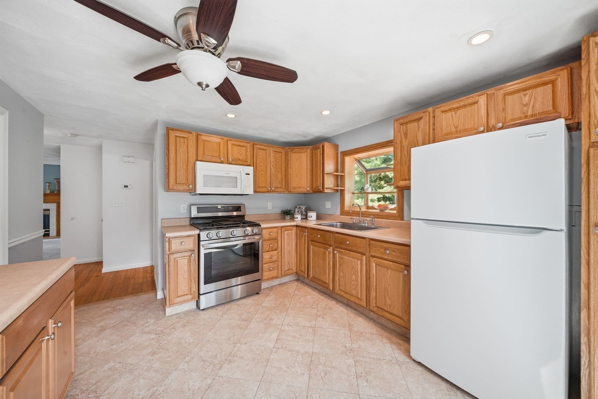 Single Family Residence at 121 Regina S Dr, Tewksbury MA 01876, Tewksbury, photo 12 of 34