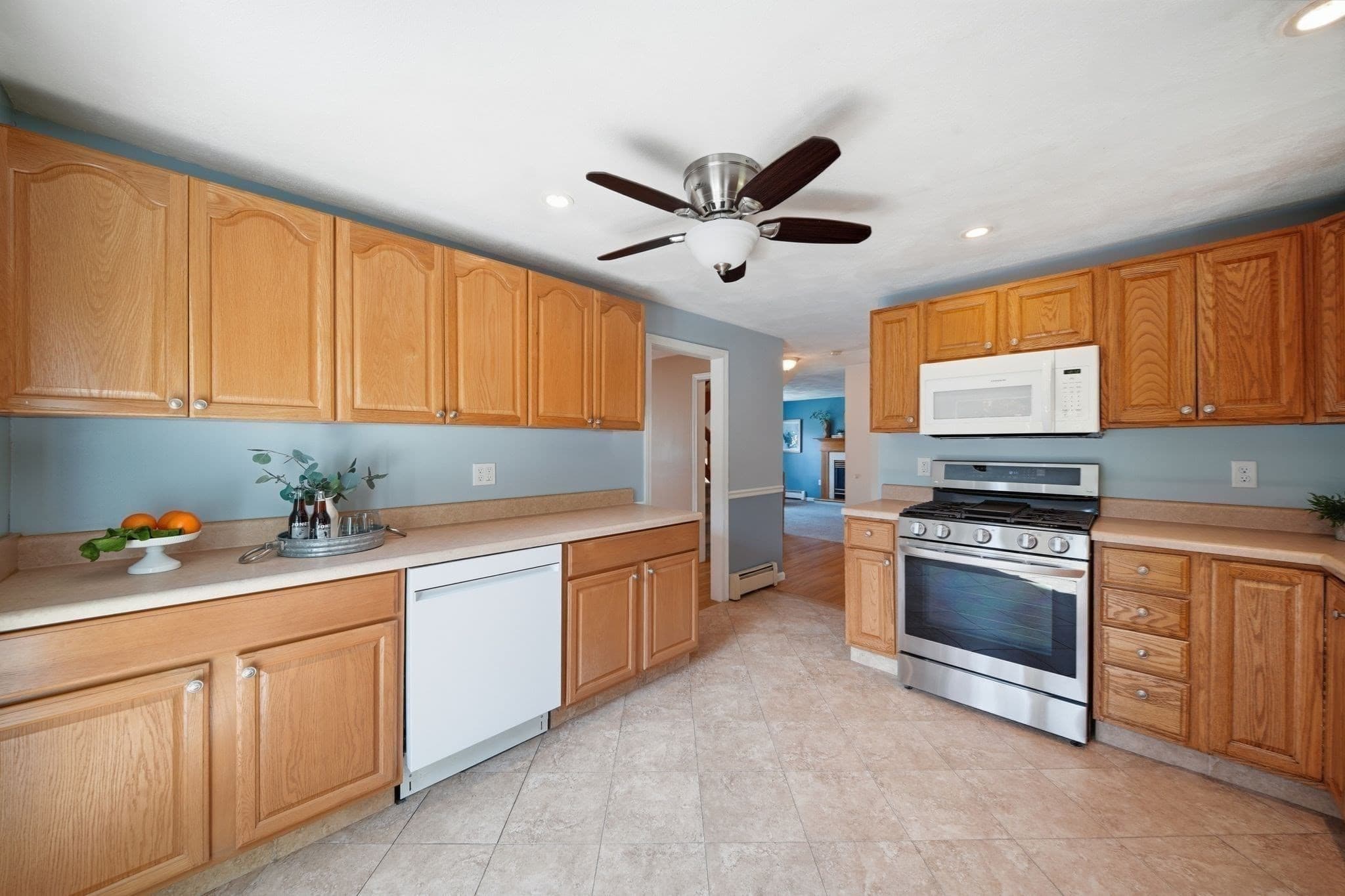 Single Family Residence at 121 Regina S Dr, Tewksbury MA 01876, Tewksbury, photo 10 of 34
