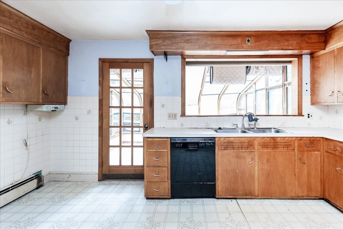 Single Family Residence at 292 Oak St, Methuen MA 01844, Methuen, photo 13 of 39