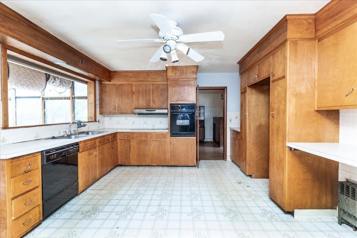 Single Family Residence at 292 Oak St, Methuen MA 01844, Methuen, photo 11 of 39