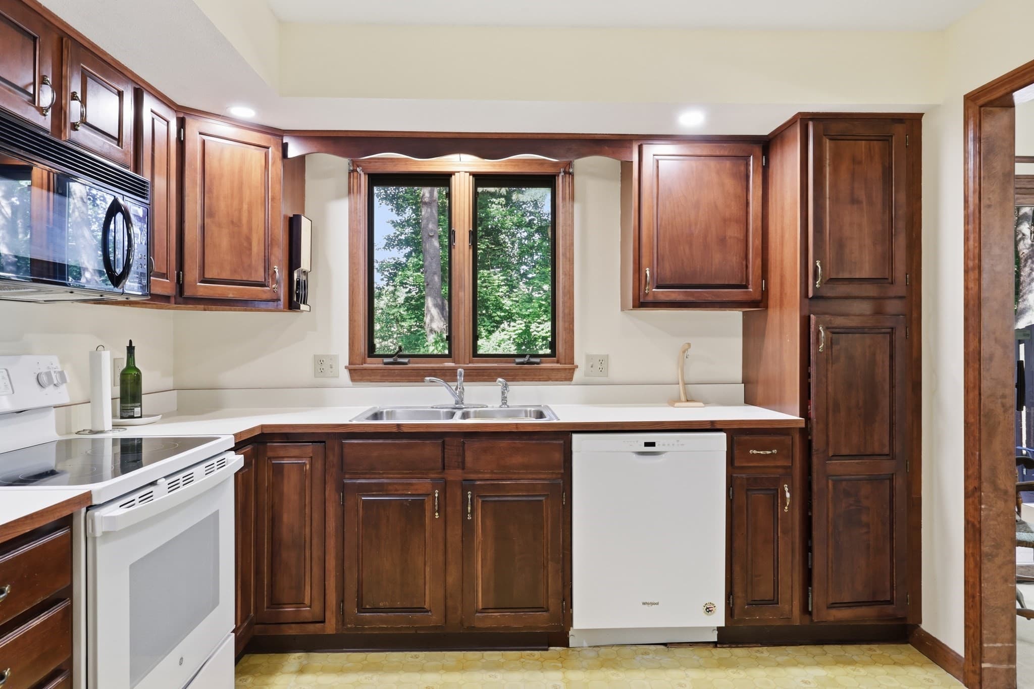 Condominium at 3 Castle Hill Rd, Agawam MA 01001, Agawam, photo 9 of 41