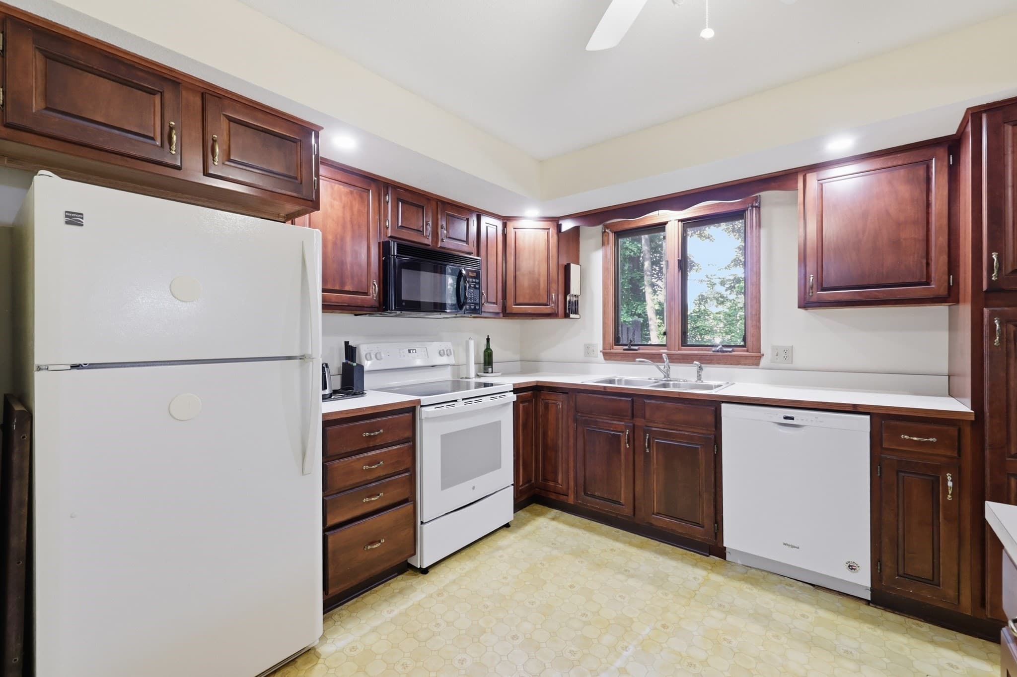 Condominium at 3 Castle Hill Rd, Agawam MA 01001, Agawam, photo 10 of 41