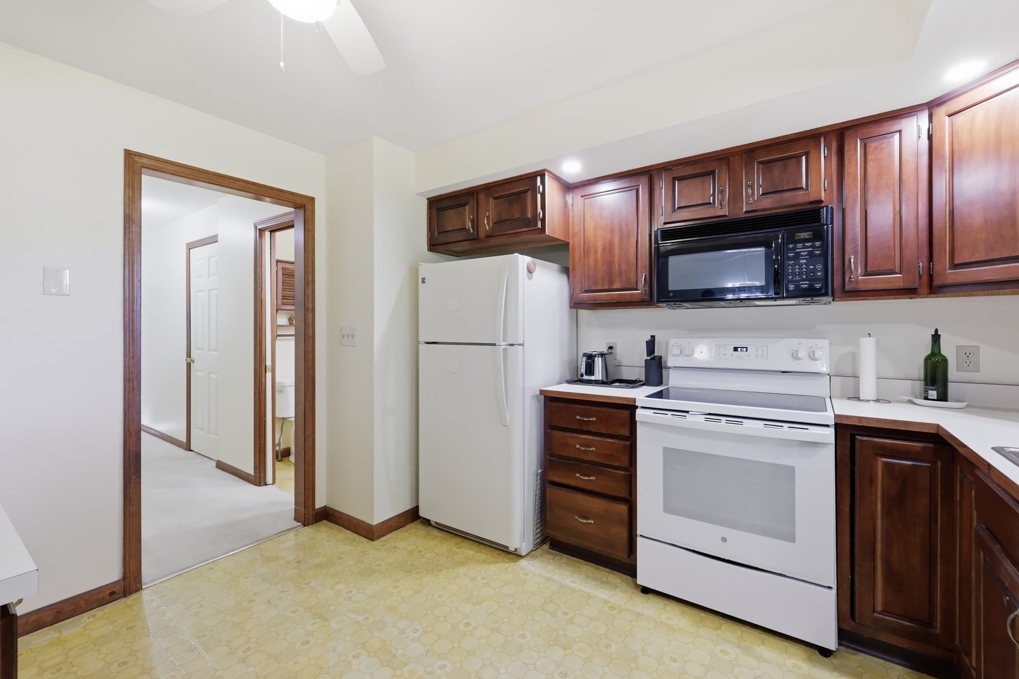 Condominium at 3 Castle Hill Rd, Agawam MA 01001, Agawam, photo 11 of 41