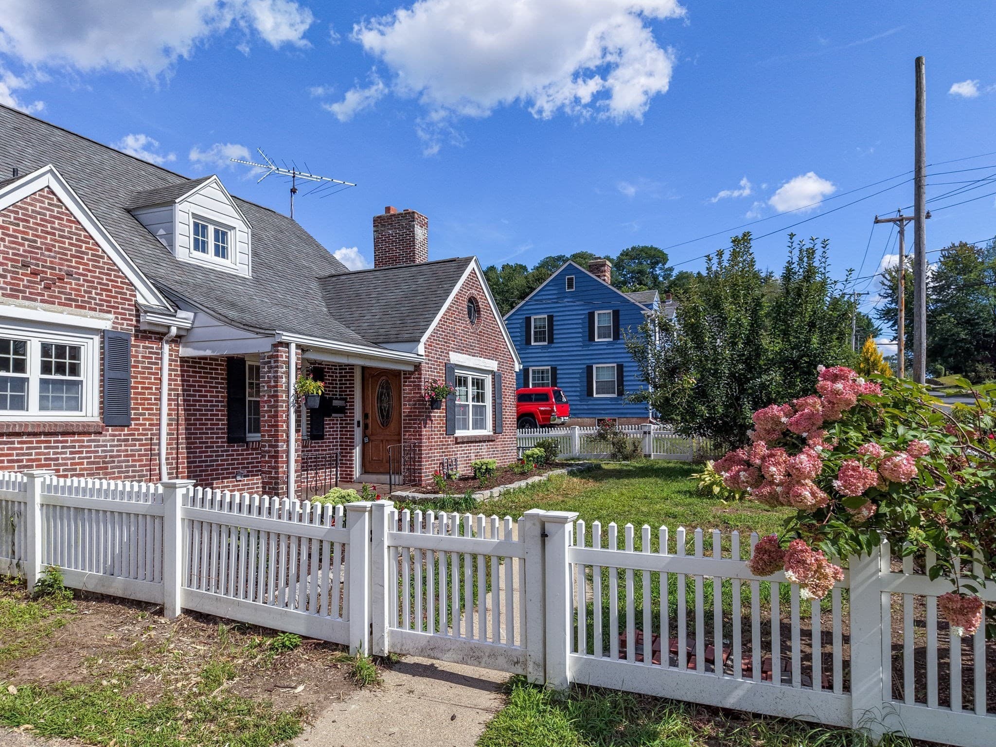 Single Family Residence at 115 Saint James Ave, Chicopee MA 01020, Chicopee, photo 2 of 42