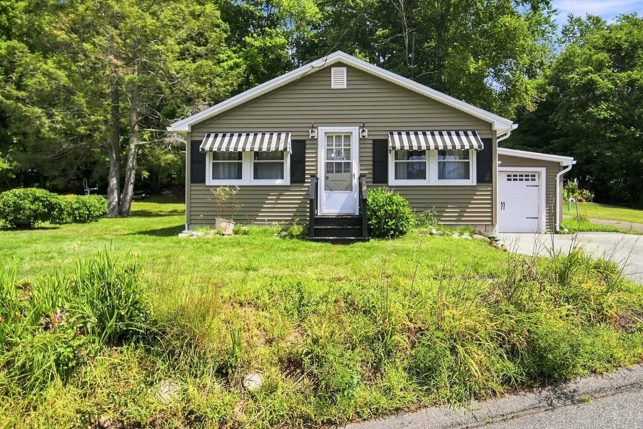 83 Union Rd, Wales MA 01081