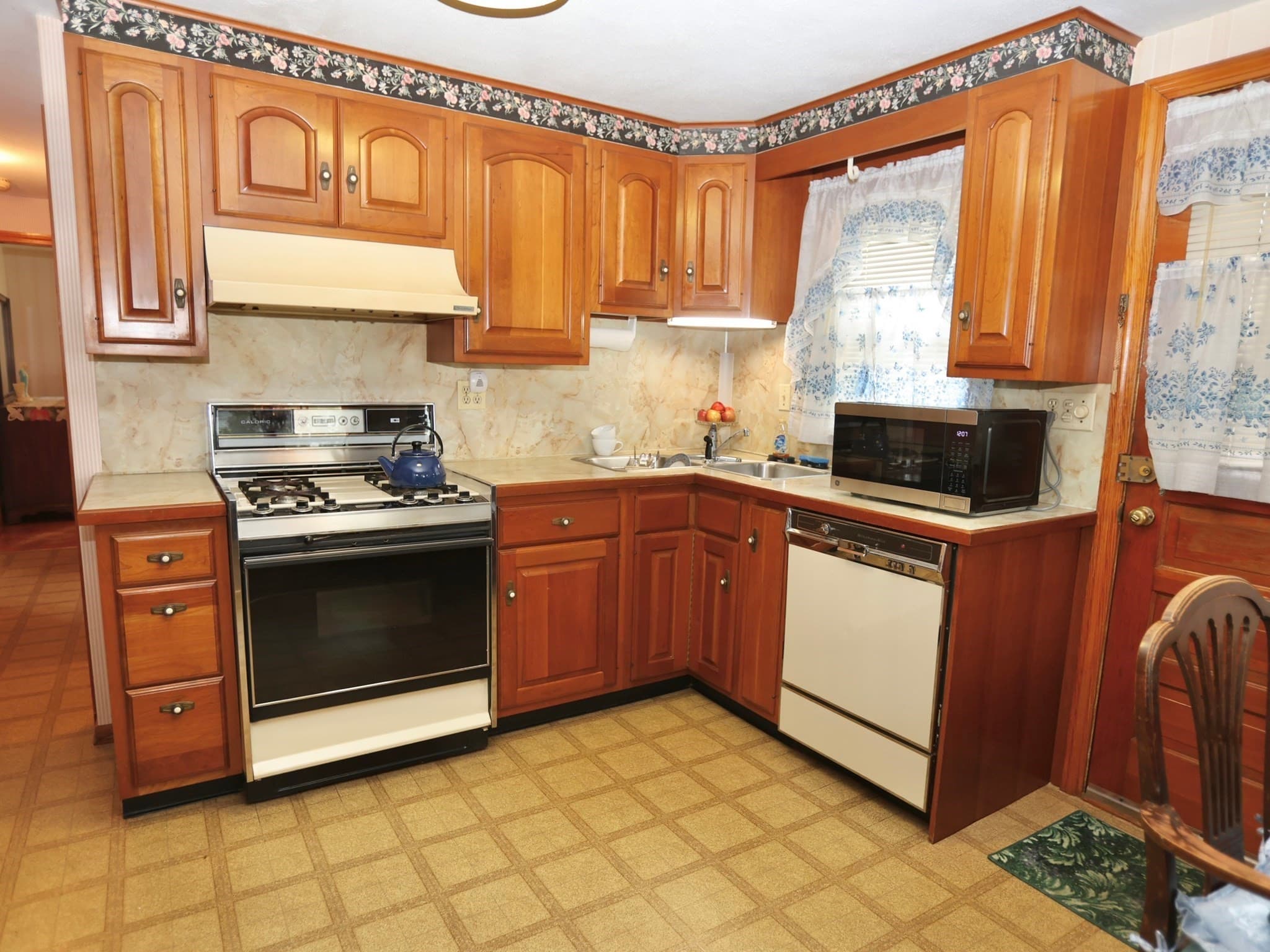 Single Family Residence at 36 Revere St, Worcester MA 01604, Worcester, photo 2 of 16