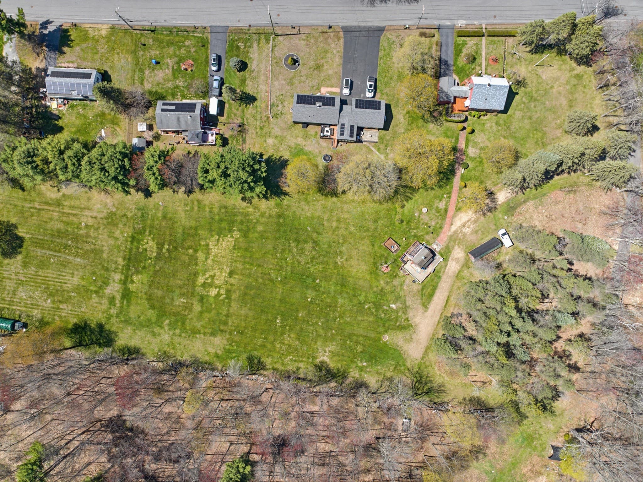 Residential at 136 Chapel St, Gardner MA 01440, photo 3 of 6