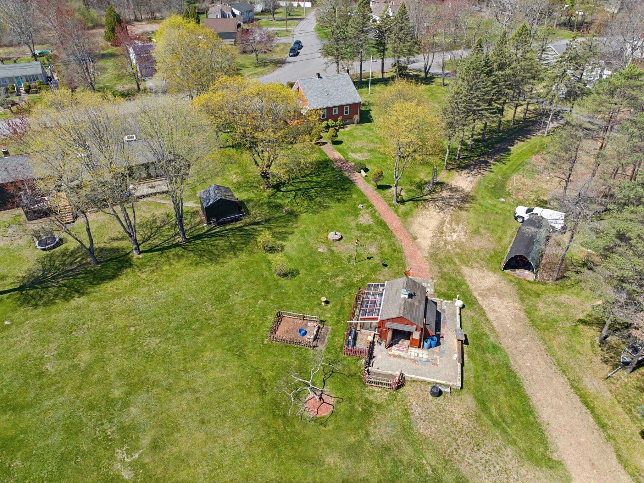Residential at 136 Chapel St, Gardner MA 01440, photo 5 of 6