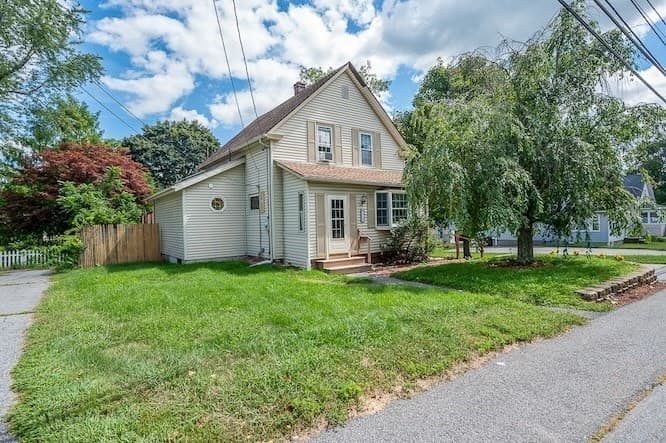 Single Family Residence at 317 Oxford St  N, Auburn MA 01501, Auburn, photo 2 of 33
