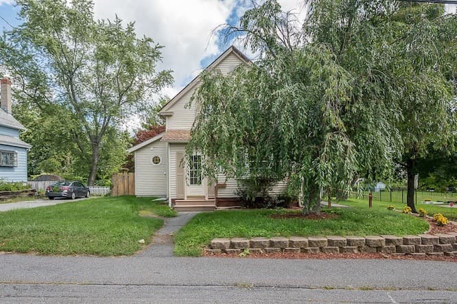 Single Family Residence at 317 Oxford St  N, Auburn MA 01501, Auburn, photo 3 of 33