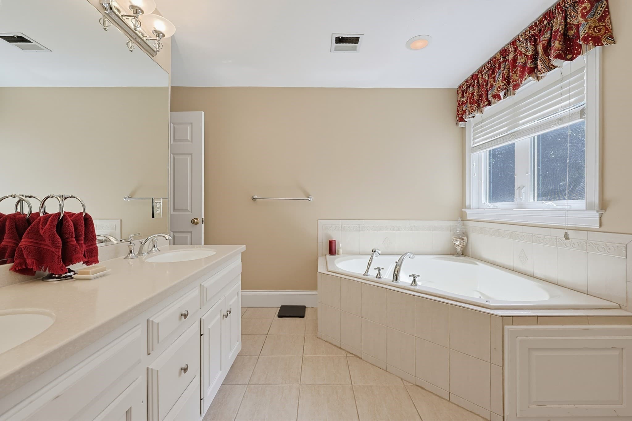Single Family Residence at 23 Lenox Dr, Franklin MA 02038, Franklin, photo 30 of 42