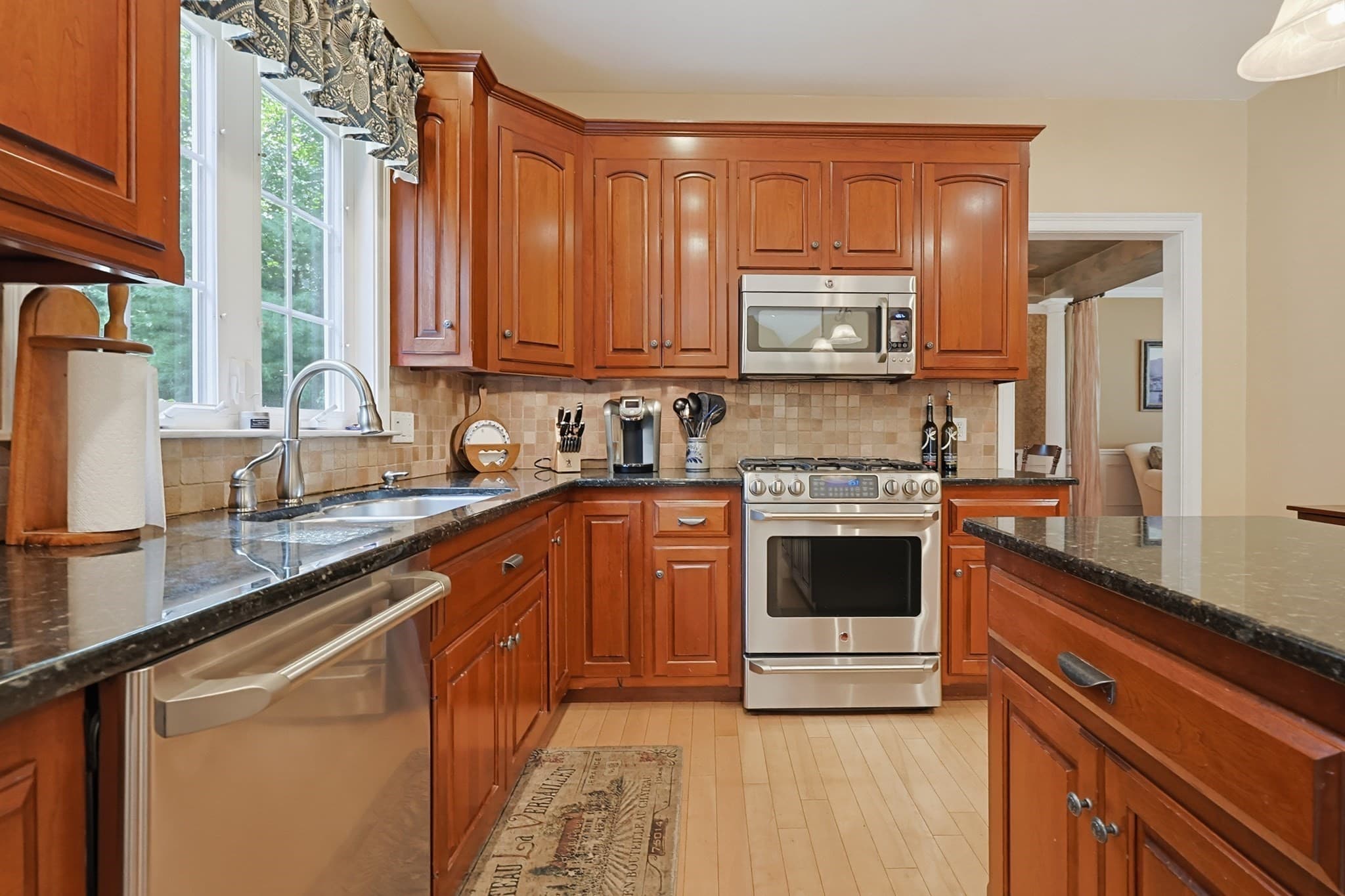 Single Family Residence at 23 Lenox Dr, Franklin MA 02038, Franklin, photo 8 of 42