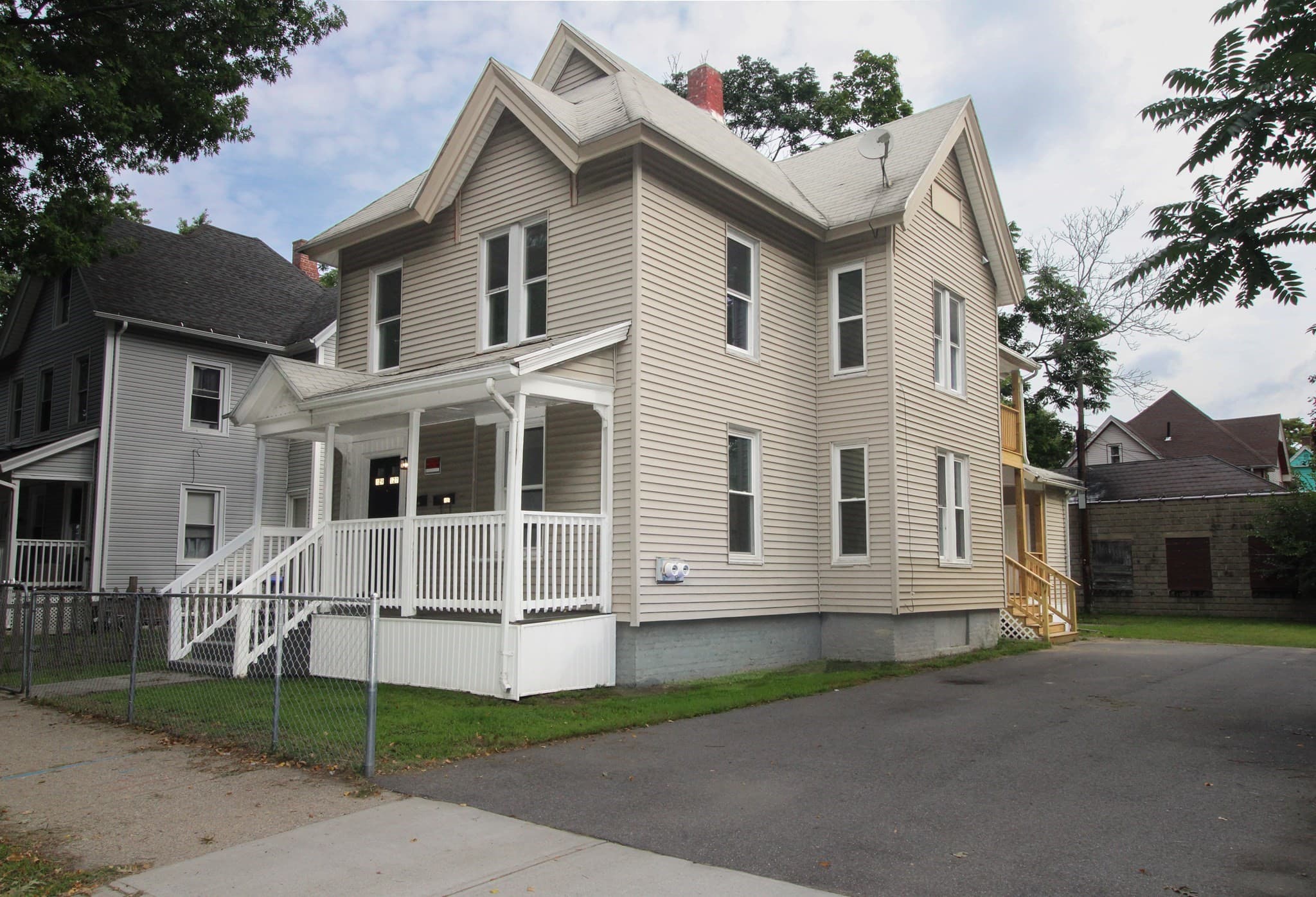Multi Family at 129 Catharine St, Springfield MA 01109, Springfield, photo 2 of 23