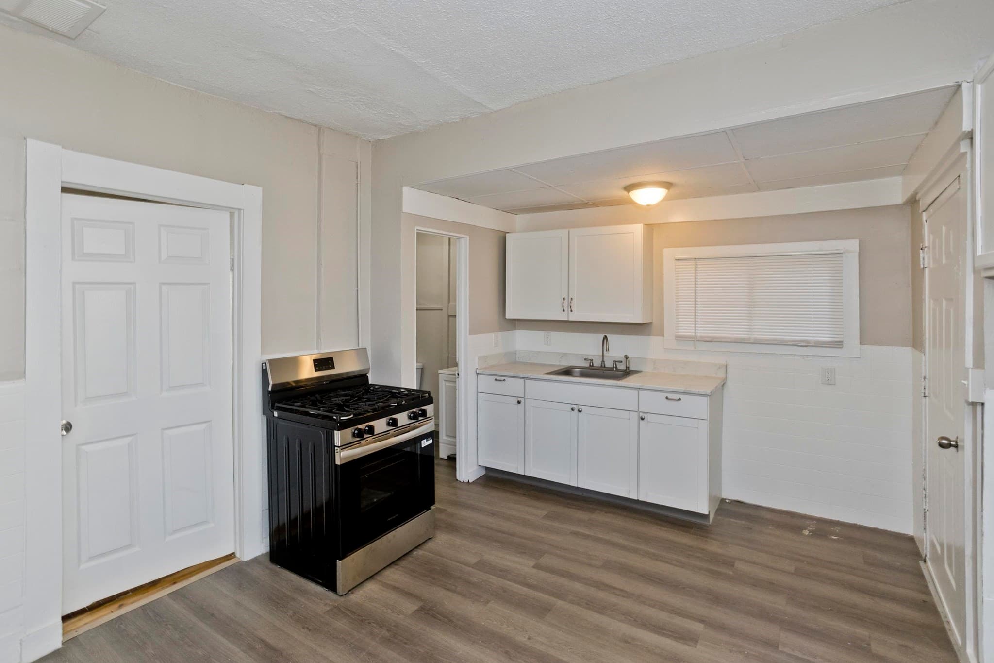 Single Family Residence at 30 Hawthorne St, Springfield MA 01105, Springfield, photo 2 of 28