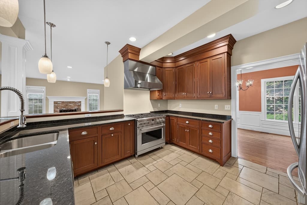 Single Family Residence at 142 Holman St, Shrewsbury MA 01545, Shrewsbury, photo 10 of 42