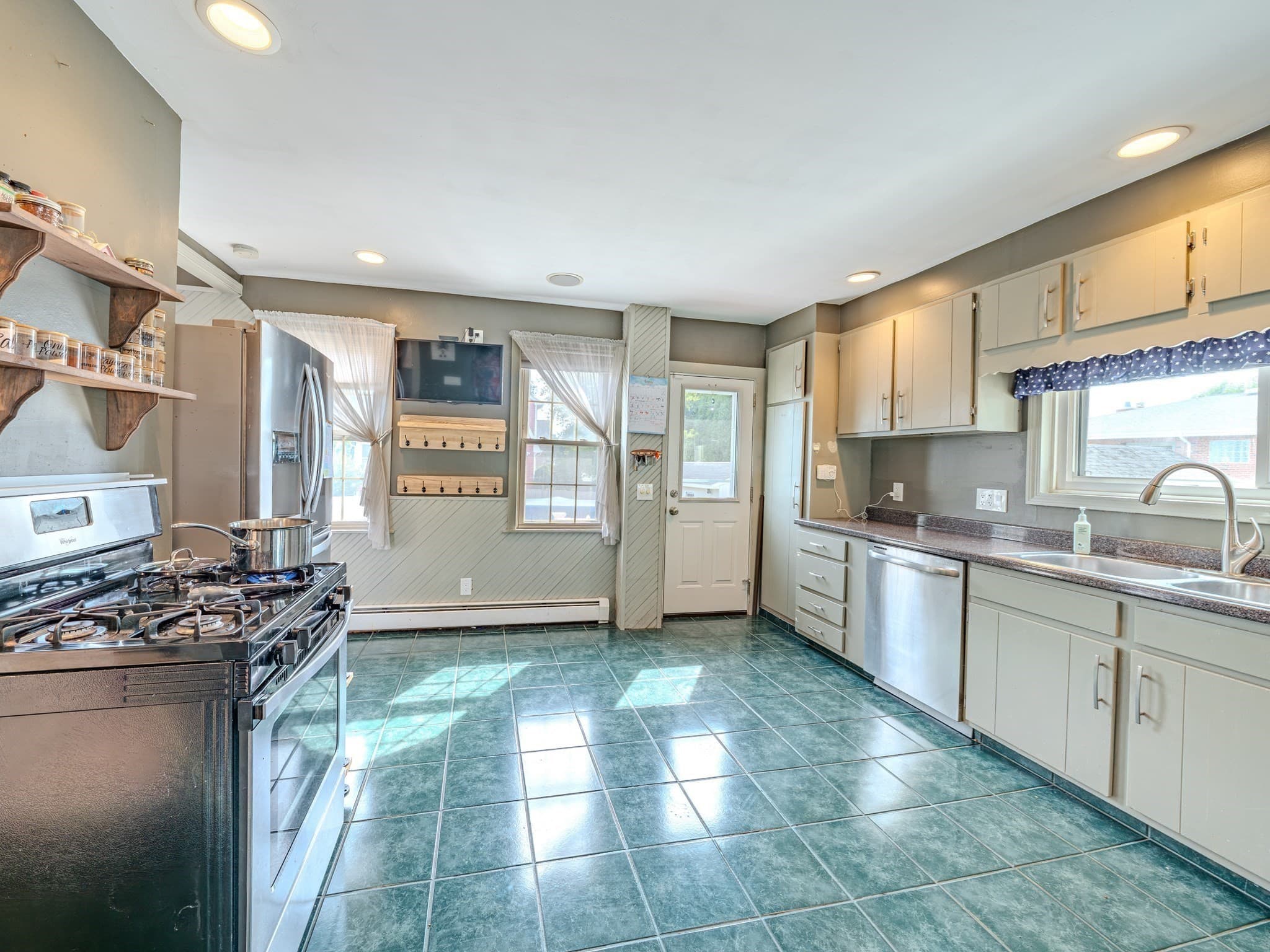 Single Family Residence at 23 Henry St, Saugus MA 01906, photo 9 of 41