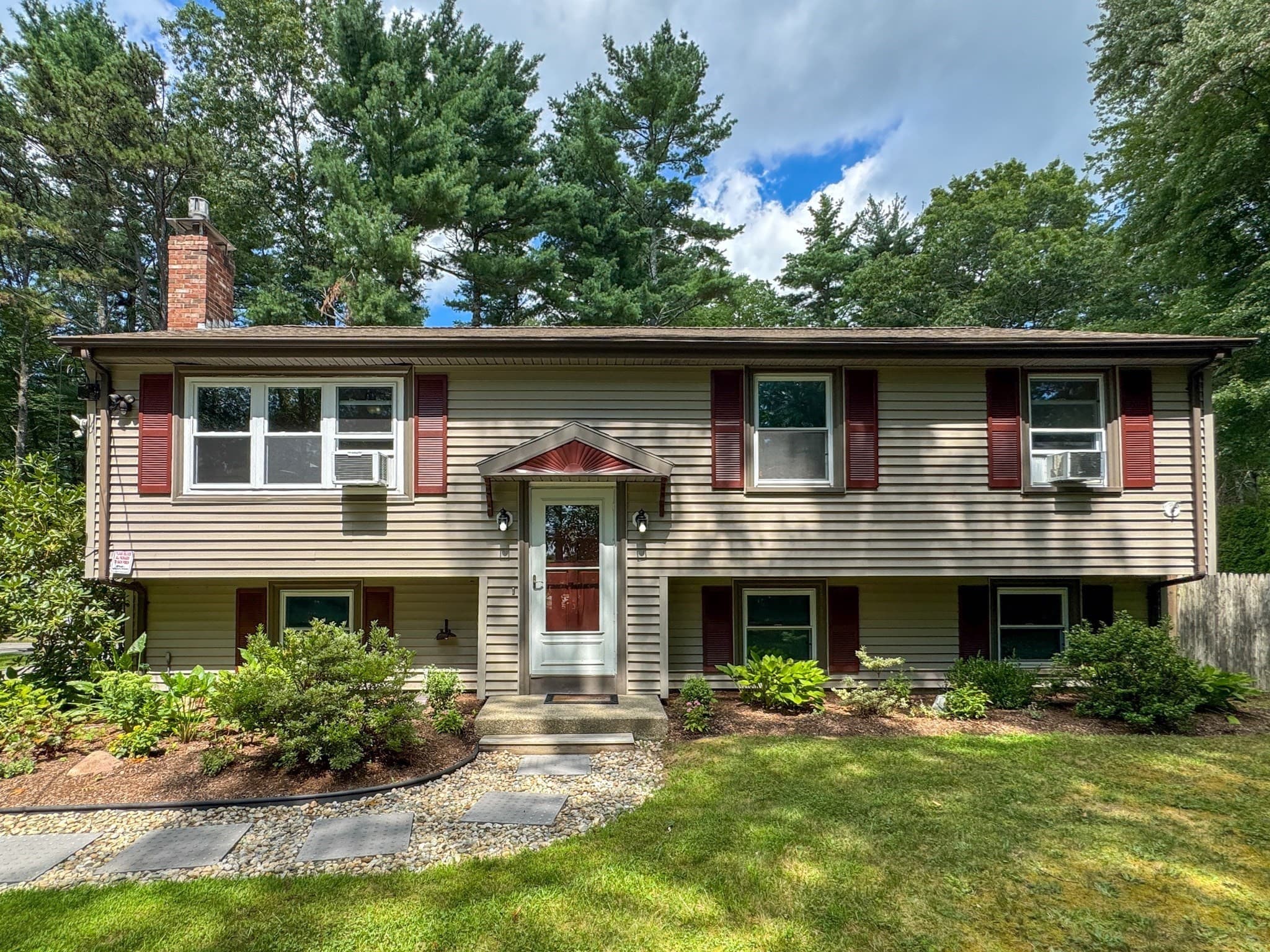 617 Marys Pond Rd, Rochester MA 02770