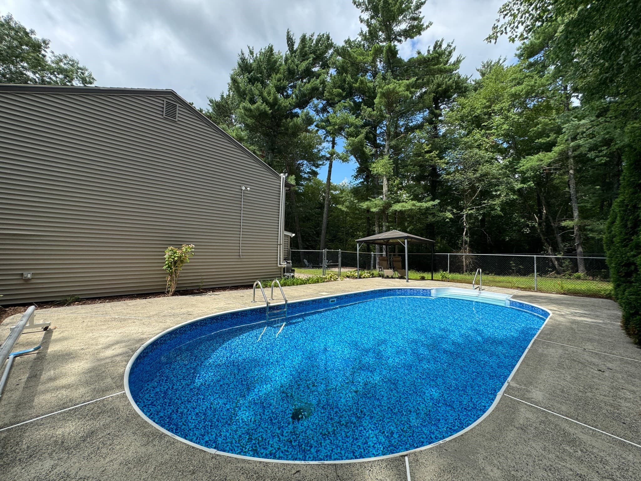 Single Family Residence at 617 Marys Pond Rd, Rochester MA 02770, Rochester, photo 11 of 15