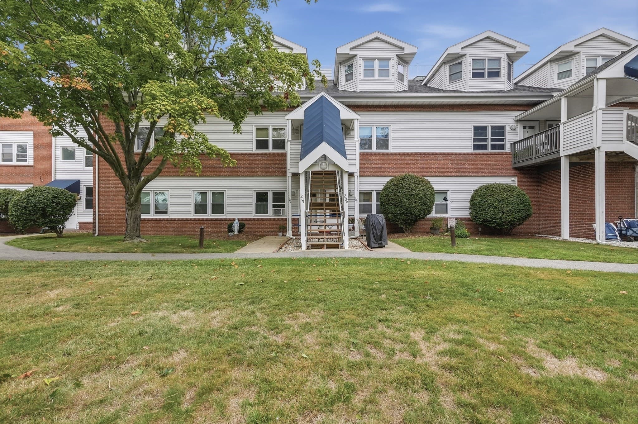 26 School St # 204, Hull MA 02045