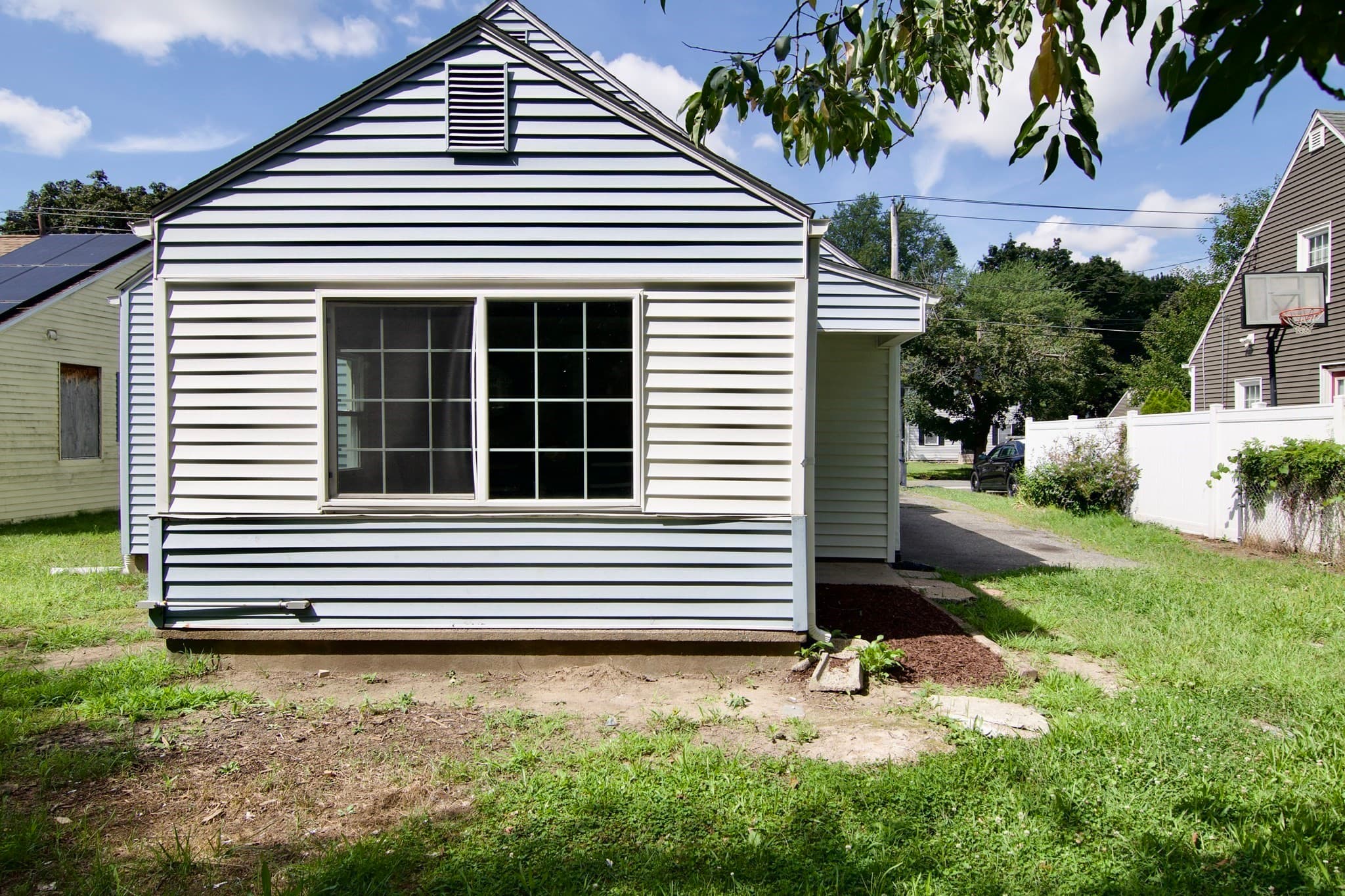 Single Family Residence at 137 Cloran St, Springfield MA 01109, Springfield, photo 2 of 35