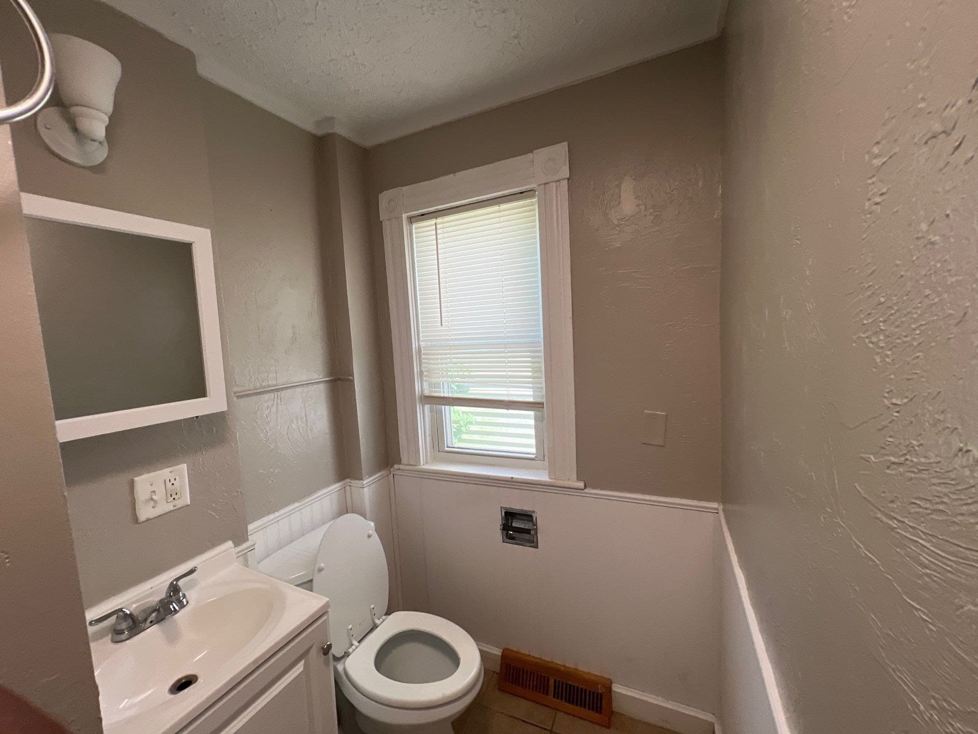 3 Family at 35 Third, Leominster MA 01453, Leominster, photo 24 of 37
