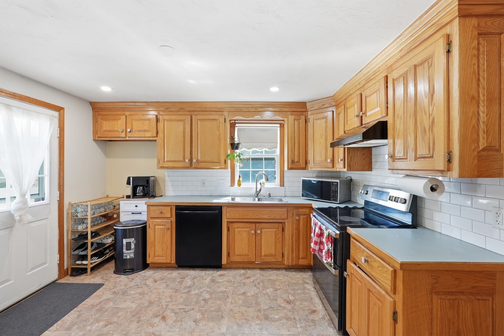 Single Family Residence at 305 Mount Vernon St, Fitchburg MA 01420, Fitchburg, photo 7 of 37
