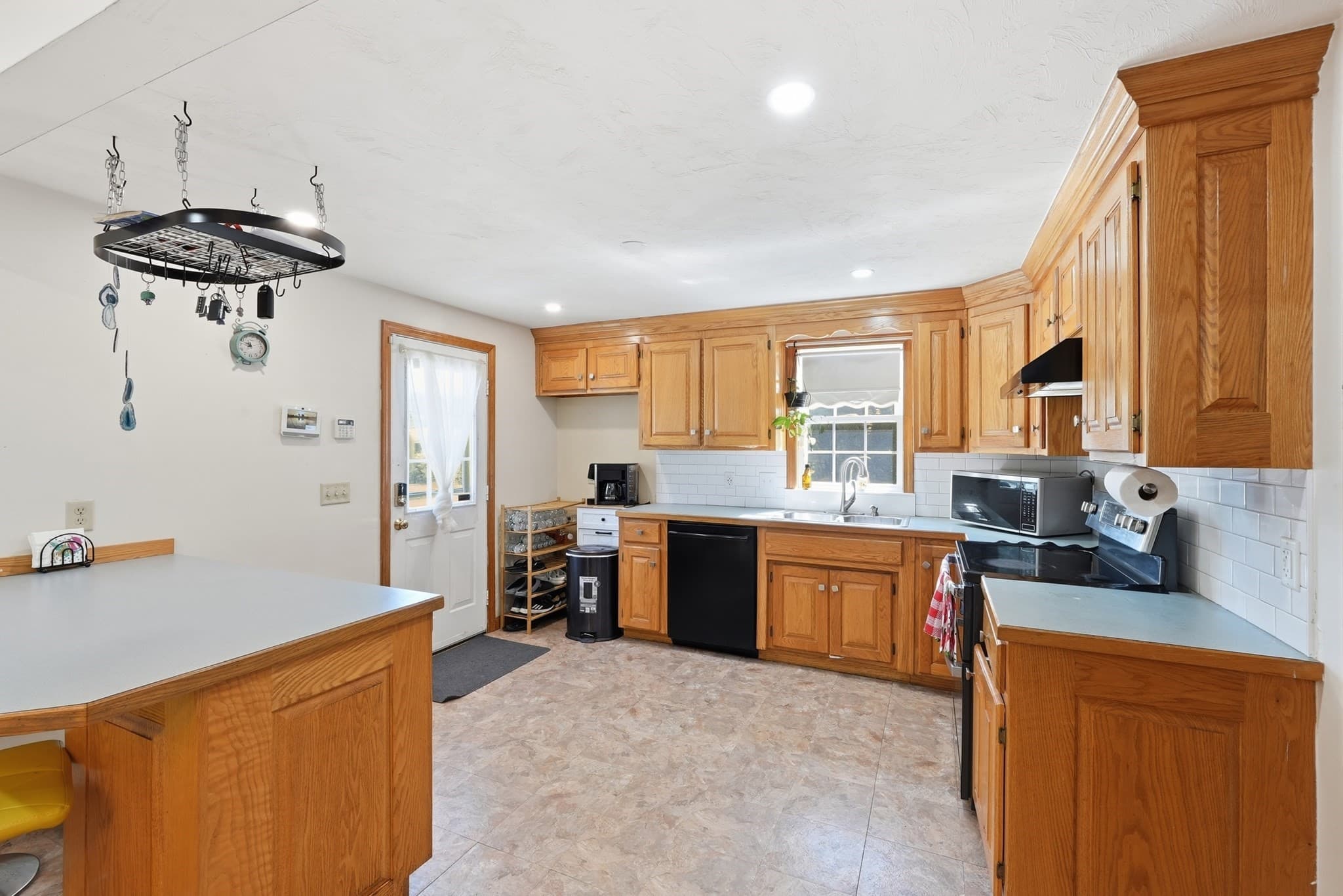 Single Family Residence at 305 Mount Vernon St, Fitchburg MA 01420, Fitchburg, photo 8 of 37