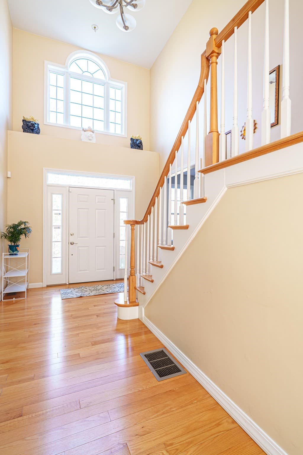 Single Family Residence at 300 Crownshield Avenue, Uxbridge MA 01569, Uxbridge, photo 5 of 25