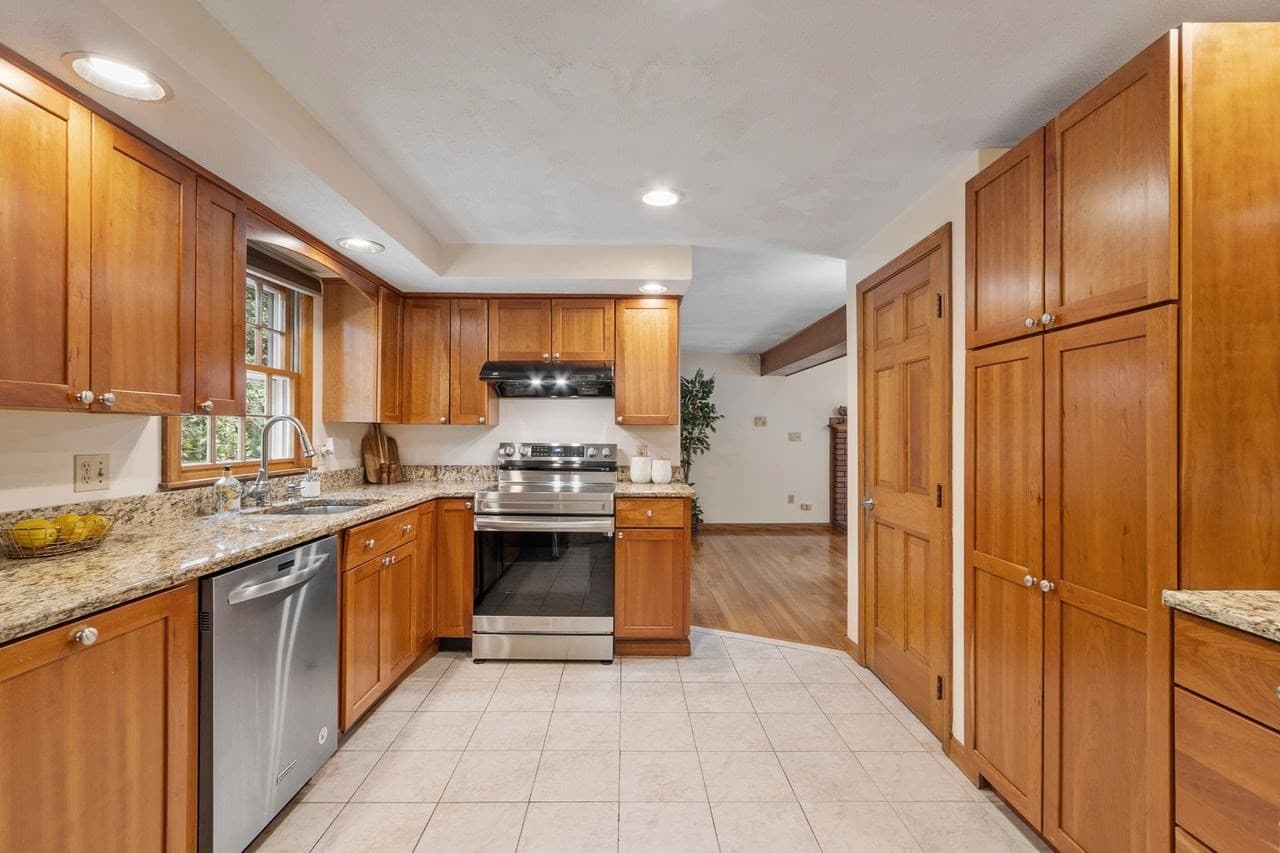 Single Family Residence at 4 Apple Tree Ln, Wilmington MA 01887, Wilmington, photo 6 of 33