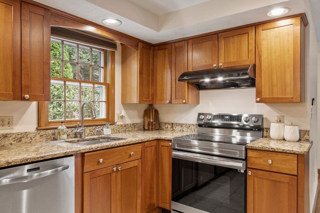 Single Family Residence at 4 Apple Tree Ln, Wilmington MA 01887, Wilmington, photo 7 of 33