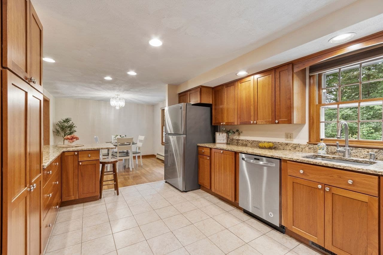 Single Family Residence at 4 Apple Tree Ln, Wilmington MA 01887, Wilmington, photo 8 of 33