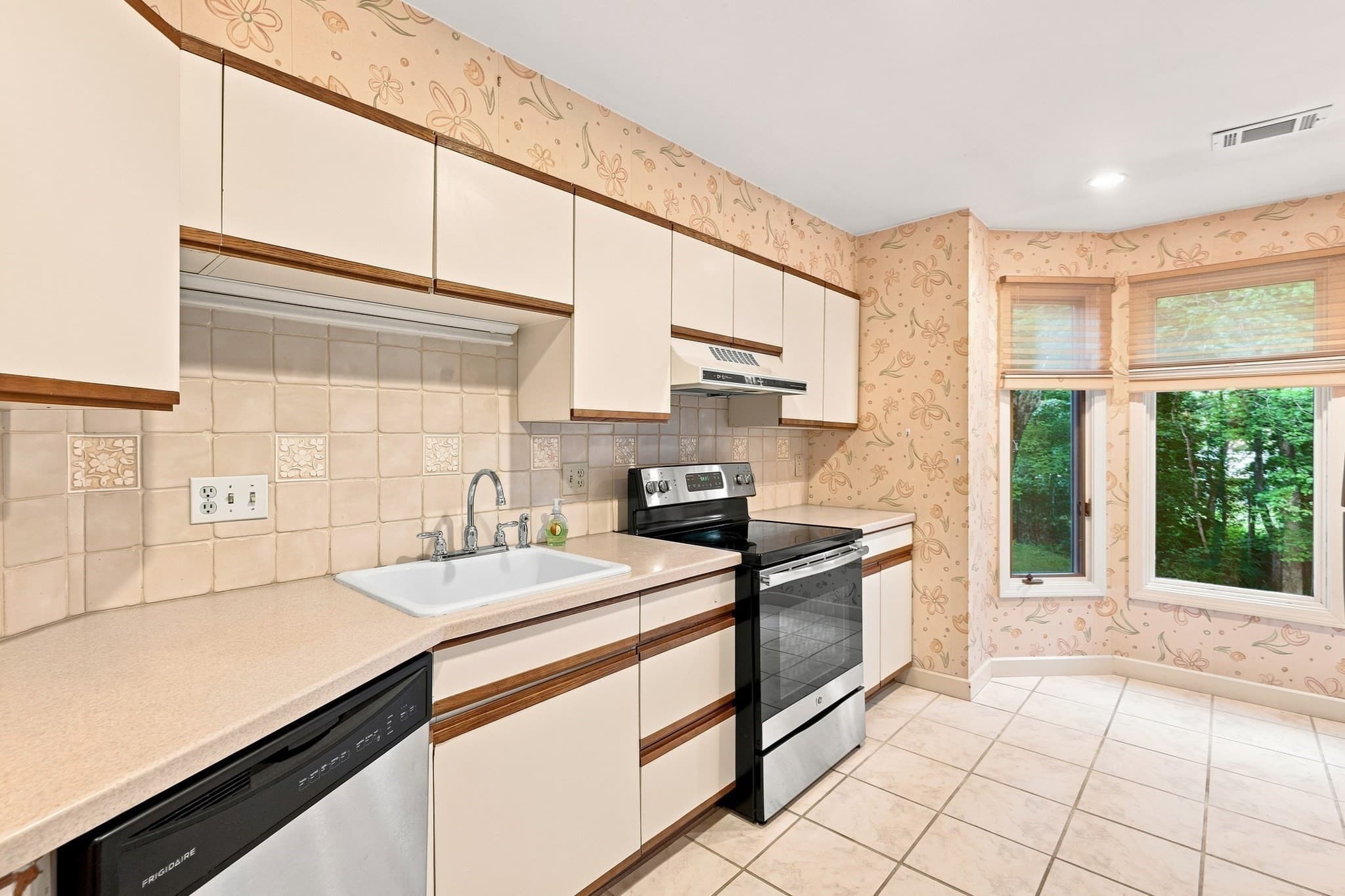 Condominium at 770 Salisbury # 322, Worcester MA 01609, Worcester, photo 14 of 35