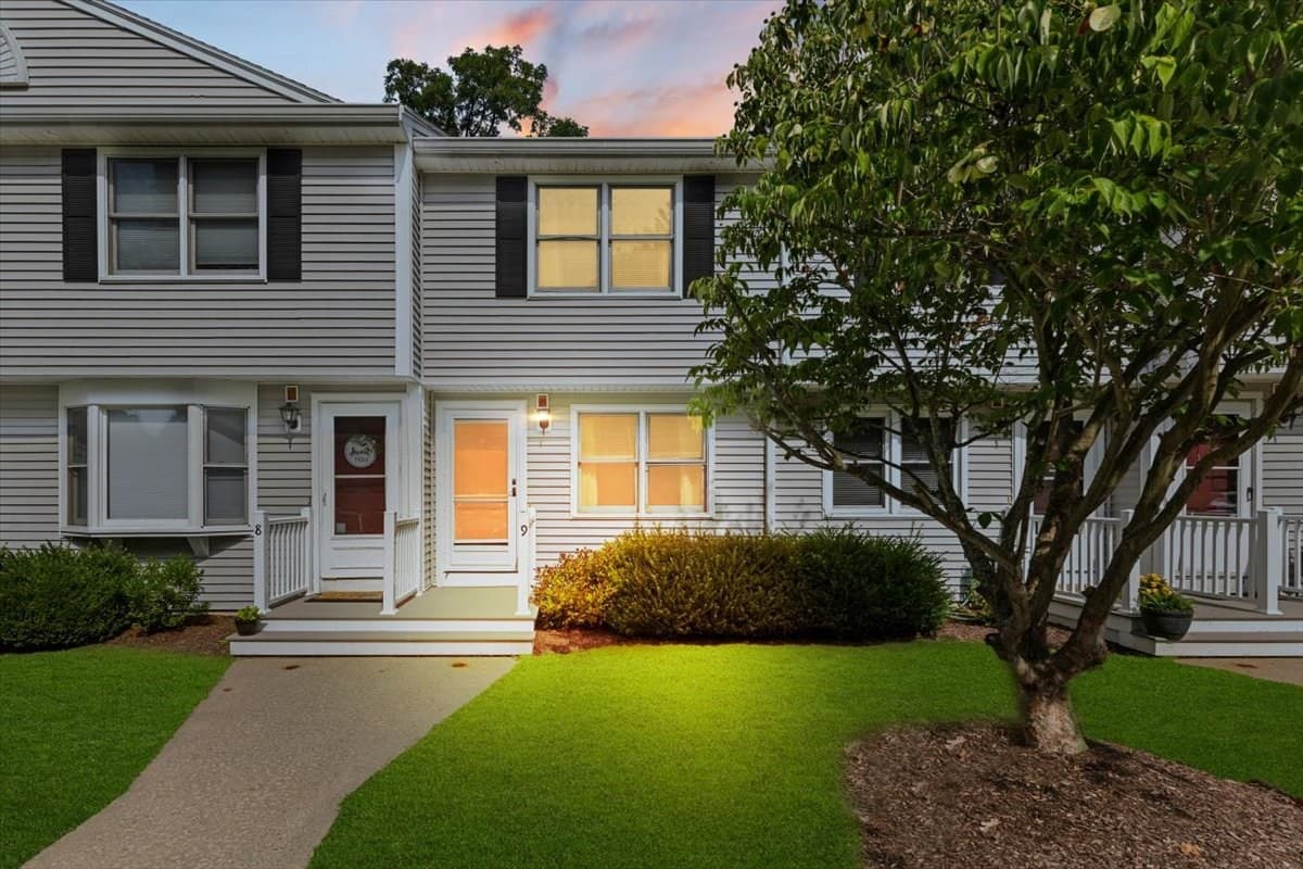 Condominium at 162 Oak St # 9, Taunton MA 02780, Taunton, photo 2 of 23
