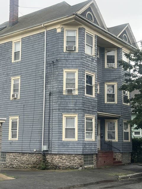 492 N Front St, New Bedford MA 02746