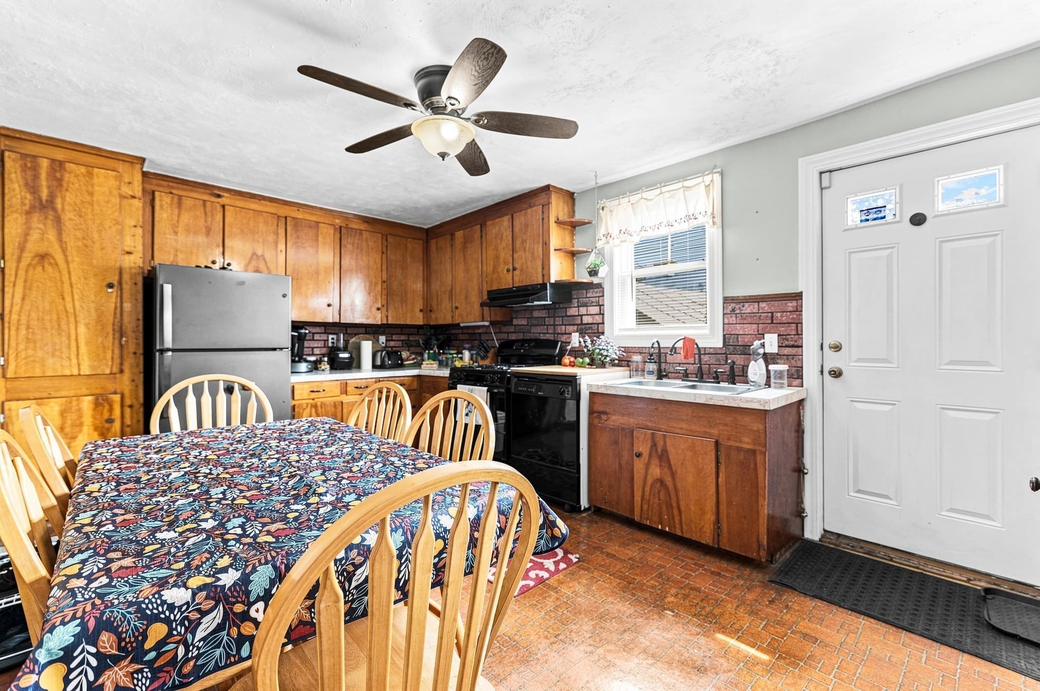 Single Family Residence at 577 Pokross St, Fall River MA 02724, Fall River, photo 18 of 31