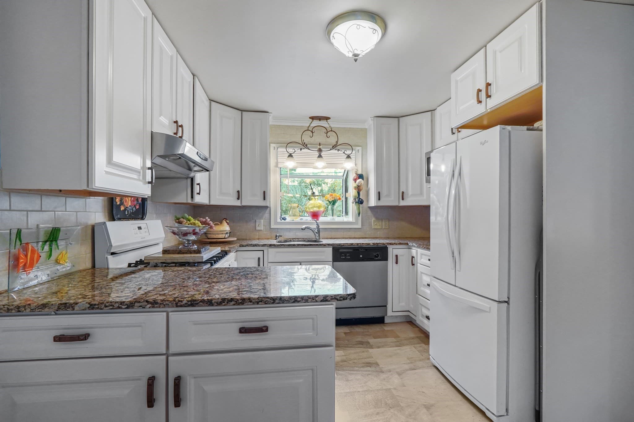 Single Family Residence at 4 Melbourne Dr, Narragansett RI 02882, Narragansett, photo 9 of 31
